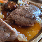 ウト・ウーク - 阿波牛ハンバーグの断面