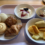 ANAクラウンプラザホテル秋田 - スイーツ類はあまり多くありませんが、スイーツ系デニッシュとソフトクリームがありました！