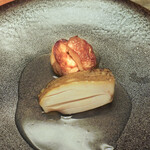 薫 HIROO - 房州の黒アワビを昆布締めをしたのち酒蒸しさらに水と塩だけで約3時間かけて火入れして、最後軽く蒸した鮑とポルチーニ