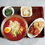 Lunch set of fried chicken and Cold Noodles (2 types of namul/with fried chicken)