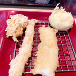 天ぷらめし 天之助 - 左から鶏肉・海老・烏賊・半熟卵
