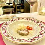 ペレグリーノ - シブ鯛のローストとウイキョウ　炭火焼きの香りとウイキョウの爽やかさが堪らない。