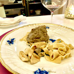 ペレグリーノ - 手前はシンプルにそのまま頂き、奥はフレッシュなポルチーニ茸のペーストをたっぷり絡ませてて