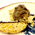 ペレグリーノ - インカの目覚めが練り込んである焼きたてのフォカッチャに濃厚なペーストをつけて