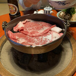 和田金 - まずは牛脂を鍋肌に滑らせ、お肉を焼きますよ(º﹃º`)