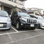 三喜食堂 - 少々大きめの車両でも充分ゆとりを持って駐められる駐車場　