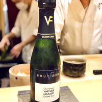鮨 龍次郎 - ◎ ヴァルニエ･ファニエール　ブリュット ゼロ グラン クリュ　（グラス）
                    AOC シャンパーニュ コート・デ・ブラン アヴィズ
                    品種　シャルドネ
                    