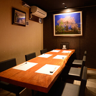 桜の一枚板テーブルと、画家 吉川 博人 先生の京都円山公園・枝垂れ桜」のある個室