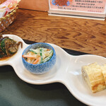 山海料理仁志乃 - 生しらす丼の副菜もGOOD！