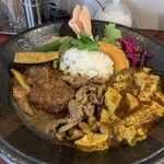 大衆中遊華食堂 八戒 - 軟骨付き豚バラ肉のパイカカリィ