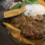 大衆中遊華食堂 八戒 - 軟骨付き豚バラ肉のパイカカリィ