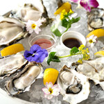 東京オイスターバー＆カフェ - 料理写真:フランスのオイスターバーでは何はともあれ、まずはオイスタープラターを注文します。新鮮生牡蠣の盛り合わせは、 時期に応じて日本全国の牡蠣漁師さんから産地直送でお届け頂いております。牡蠣のシーズン到来です‼️北海道〜九州までドンドン真牡蠣が入って来ております、海外からはニュージーランド、アイルランドから入荷中です‼️是非この機会に美味な牡蠣をご賞味下さい。
                    