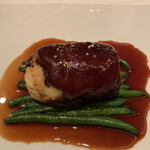 ル・マノアール・ダスティン - 地鶏のムースとモリーユ茸を詰めた豚足のポルト酒煮込み　インゲン添え