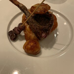 ル・マノアール・ダスティン - 鳩の腿肉　左手にレバー、ハツの焼き鳥仕立て　下にキャラメリゼした洋梨