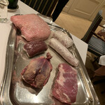 ル・マノアール・ダスティン - 鴨、鹿、鳩、子羊、ウサギ