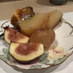 うを徳 - フルーツの盛り合わせ（信州りんごのコンポート、和歌山のいちじく、クイーンニーナ(ぶどう)、富有柿）