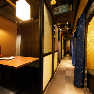 [Equipped with large and small private rooms] A Japanese space boasting a calm atmosphere with woodgrain tones