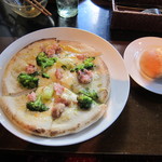 LOGIC OSAKA - ランチのピザ「サルシッチャとブロッコリーのピザ」。生地は分厚いので食べ応えはあったが、具が少ないので、満足度は低かった。