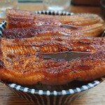 かぶと - うな丼（タレをかけて横から）