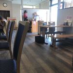 ラーメンとやきそば あかぞう - 広い店内