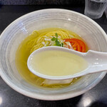 石山商店 - 鶏の旨味と魚介の風味のするスープ