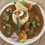 Electric Beans Cafe 豆電球 & Spice Curry Delico - カレー２種盛り上から。左がプロウン、右が南インドチキンカレー