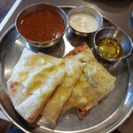 インド定食ターリー屋 - インドカレー定食＋ゴルゴンゾーラチーズナン 1040円(税別)