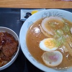 豚吉 - ミニ豚丼と味噌ラーメンセットは800円。