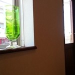 洋風料理 デリス - 窓から向かいのビストロ　オー　プティ　ブションさんが見えます