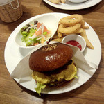 マグズカフェ - 11月限定ナスとチーズのミートオムレツバーガー(ディナープレート)