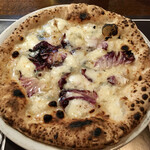 Pizzeria CROCCHIO - ハチミツとゴルゴンゾーラとトレビスが、ピッツァ窯の中で熱せられ一体となる