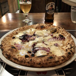 Pizzeria CROCCHIO - ミエーレ(gorgonzola e miele ) 　ハチミツとゴルゴンゾーラの定番コンビにトレビスの苦味に嵌ってしまった