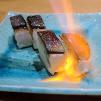 瓢嘻 新橋店 - オレンジ色の炎と共に焼かれた鯖の香ばしい香りが鼻先をくすぐる