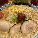 門つる - 焼豚2枚、味玉、モヤシ、コーン、メンマ、ネギ、白胡麻、豆板醤