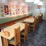 Kaisen Izakaya Junta - ４名様用のテーブルが４席あります。