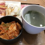 Yakiniku Raiku - セットのスープとキムチ