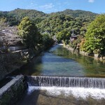 Gokoku Houjou No Ochaya Gohan Itsuki Chaya - 右側に五木茶屋さん。この川を見て食べます。