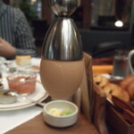 イグレック - エッグカッターに張り付いて持ち上がった卵