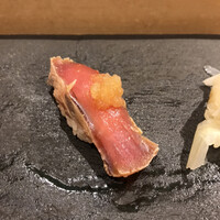 まんてん鮨 日比谷オクロジ店 - 鰤のづけ
                    この手前にスープとめかぶがありました