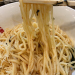 Abura Soba Semmon Ten Shoumen Tei - 麺のアップです。（2021.10 byジプシーくん）