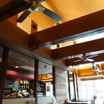 DAIBAN COFFEE cafe - ちょっとしたリゾート気分のシーリングファン✨この後、続々と席が埋まりました。