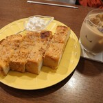 DAIBAN COFFEE cafe - 無添加食パンと自家製アーモンドバターセット800円✨ドリンクはアイスカフェラテに。生クリームが筋斗雲みたいで可愛らしい✨これにメープルシロップも付くという甘々！