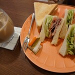 DAIBAN COFFEE cafe - 特選ベーコンと産直野菜のBLTサンドセット1,030円✨ドリンクはアイスカフェラテ。耳まで美味しいサクサクのトーストに新鮮野菜、存在感のあるベーコンで最高です！