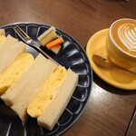 DAIBAN COFFEE cafe - さくら卵と羅臼昆布だしのふわとろサンドセット1,130円✨名前の通りふわ＆とろ焼き立てのだし巻きが優しく包んでくれるような美味しさ✨カフェラテのアートも濃い色で綺麗！！