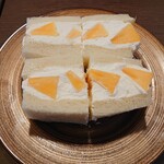 DAIBAN COFFEE cafe - 樽柿サンド1,000円✨シャキシャキの柿と口溶けの良い生クリーム、塩気のあるしっとりパンに挟まり美味しいフルーツサンドです✨プリンアラモードの柿と別の品種が頂けたのも嬉しい♬