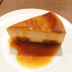 DAIBAN COFFEE cafe - プリンケーキ530円✨かなり硬めのプリンが、カステラ生地に乗っています。ほろ苦いカラメルを吸ったカステラもジュワッとして又おいしい。何とカラメル別添えでテイクアウトもできるそう✨
