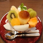 DAIBAN COFFEE cafe - プリンアラモード780円✨フルーツの構成が美しい！アラモードのためだけに作られたという小さな蒸し焼きプリンもなめらかで上品。今回は梨、輝太郎柿、マスカット、バナナにキウイ、オレンジと秋色に。