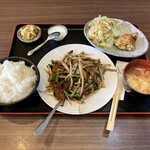 悦悦飯店 - ニラレバー炒め定食(680円)