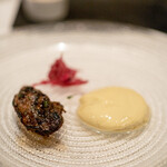 ラ・ブランシュ - 2021.10 じっくり焼き上げた三陸産の牡蠣 牡蠣のフラン 赤キャベツ