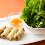 4 cha zo (Vietnamese-style fried spring rolls)